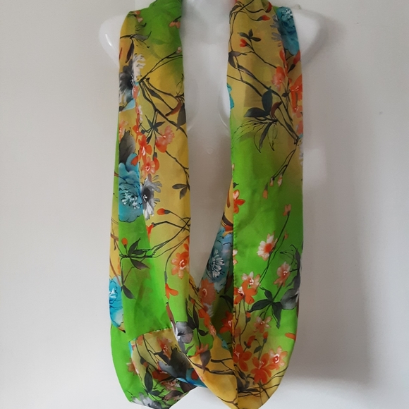 Picabo Vibrant Multi-Coloured Floral Infinity Scarf NWOT - Picture 2 of 3